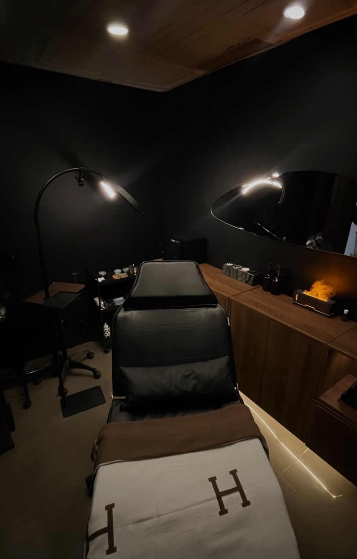 MENBERS treatment room - luxury treatment chair with ambient lighting